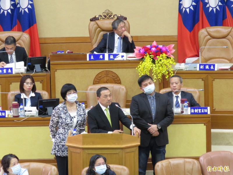 新北市長侯友宜總質詢被問及公托虐兒議題。（記者陳心瑜攝）