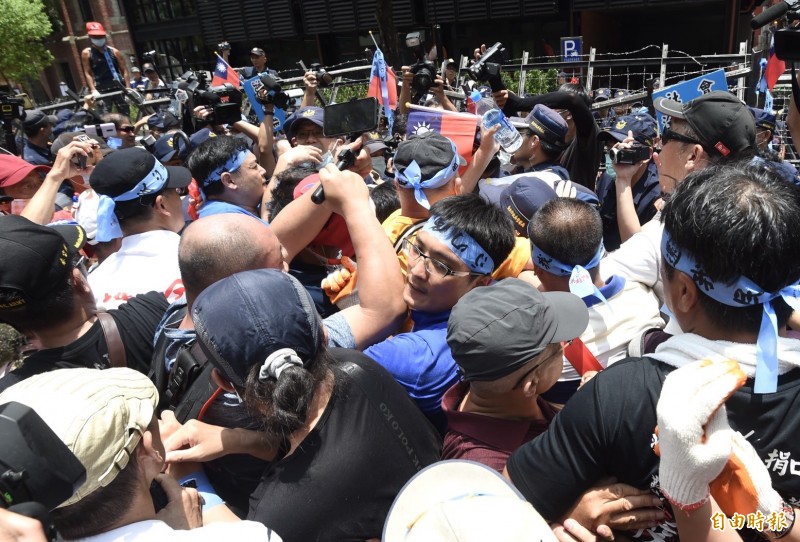 國民黨支持者趕到立院外聲援，與維安警力發生推擠。（記者簡榮豐攝）