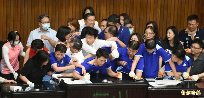 蔣萬安（圖中）今被同黨立委楊瓊瓔（前排左二）扯住衣袖、露出香肩。（記者劉信德攝）