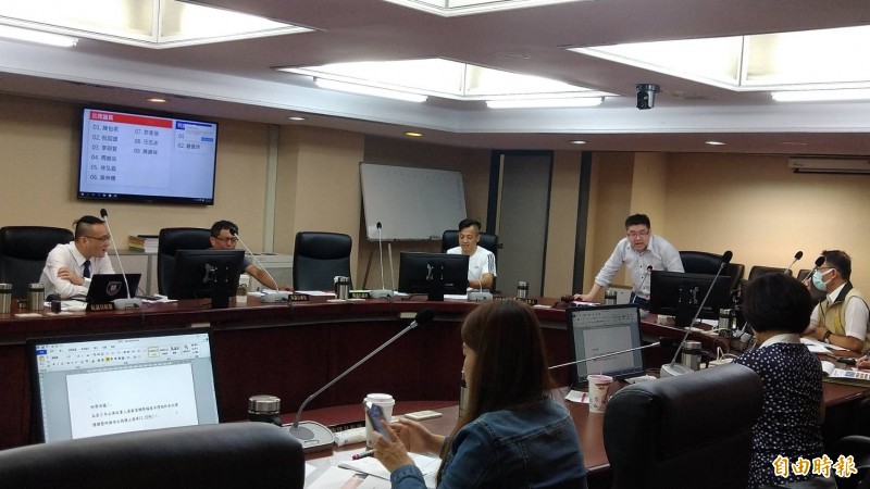 台北市議會交通委員會審查北市公車運價調整案。(記者蔡亞樺攝) 台北市議會交通委員會審查北市公車運價調整案。(記者蔡亞樺攝)