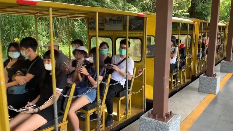 太平山蹦蹦車假日班班客滿一票選求。（記者江志雄翻攝）