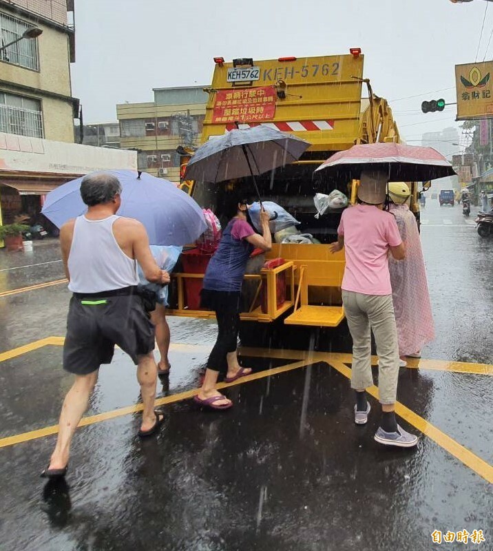 高雄市推動垃圾車便民查詢系統平台全面上路，民眾可設定垃圾車到來前3或5分鐘推播，不再苦等垃圾車。（記者陳文嬋攝）