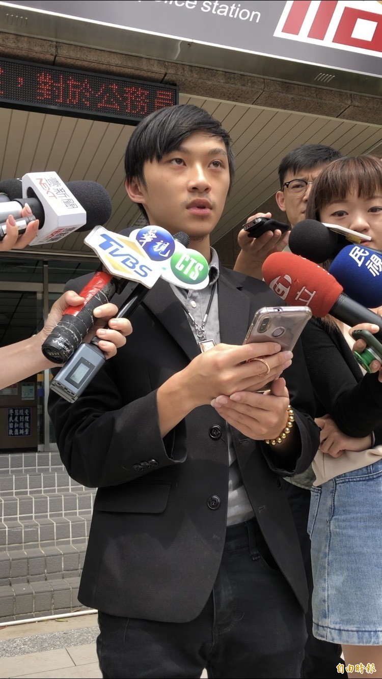 靜宜大學法律系學生、教育部課審會學生委員林致宇,去年為了聲援香港「反送中」青年,寄送冥紙、血衣等道具,到「香港經濟貿易文化辦事處(HKETCO,台港辦)」,遭北檢起訴,台北地院今天一審宣判,認定林致宇是善意表達政治意見,判他無罪。(資料照) 靜宜大學法律系學生、教育部課審會學生委員林致宇,去年為了聲援香港「反送中」青年,寄送冥紙、血衣等道具,到「香港經濟貿易文化辦事處(HKETCO,台港辦)」,遭北檢起訴,台北地院今天一審宣判,認定林致宇是善意表達政治意見,判他無罪。(資料照)