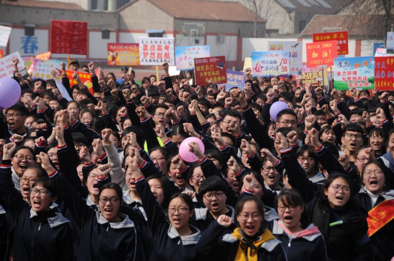 中國山東省近來曝光多年前「冒名頂替上學」事件，揭穿教育公平假象，引發輿論嘩然。圖為2018年中國學生在高考前激勵士氣。（路透）