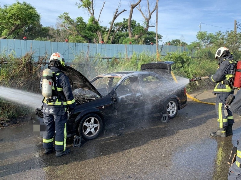 烏日成功西路昨天清晨發生火燒車，內有一具男焦屍，疑似輕生（記者蘇金鳳翻攝）