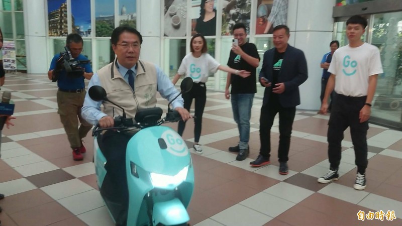 平日坐市長專用座車的黃偉哲,在市府2樓中庭宣傳會現場試騎機車「轉彎軟Q」。(記者洪瑞琴攝) 平日坐市長專用座車的黃偉哲,在市府2樓中庭宣傳會現場試騎機車「轉彎軟Q」。(記者洪瑞琴攝)