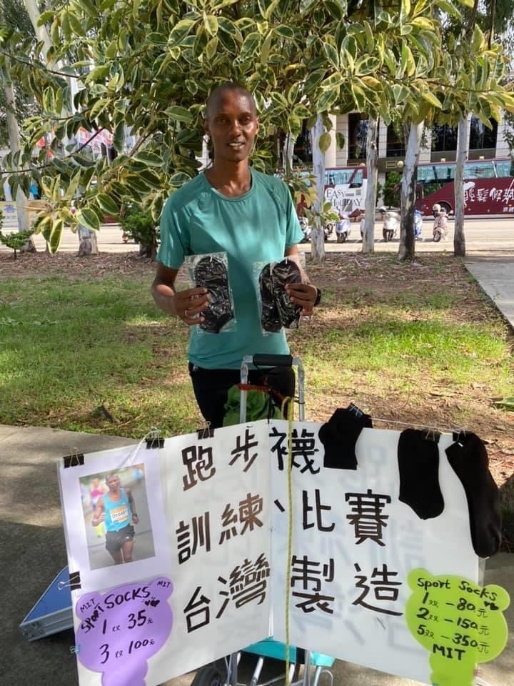 肯亞的長跑健將托馬斯（Thomas Muli）因疫情中斷獎金收入，便到竹南運動公園賣襪子，籌措生活費、房租及返鄉的機票錢。（記者鄭名翔翻攝）