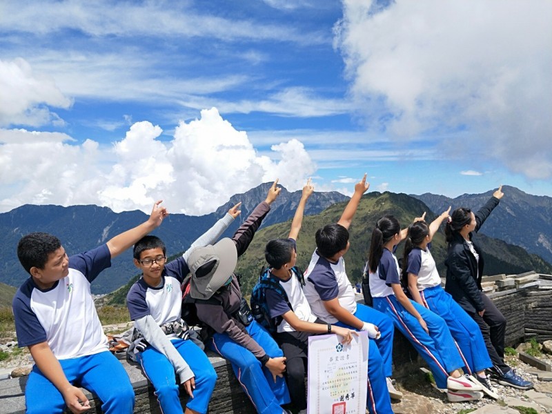 土庫國小學生們學習高山知識。（土庫國小提供）