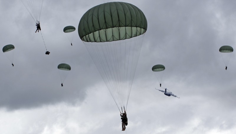 軍情動態》近期最大規模！ 美軍逾400名傘兵演訓空降關島