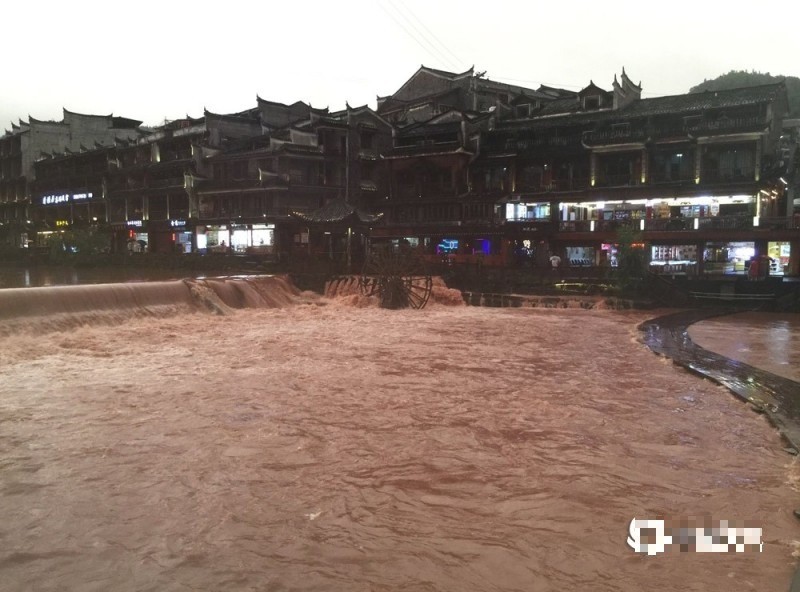 中國湖南鳳凰古城被水淹了。（圖擷取自網路）