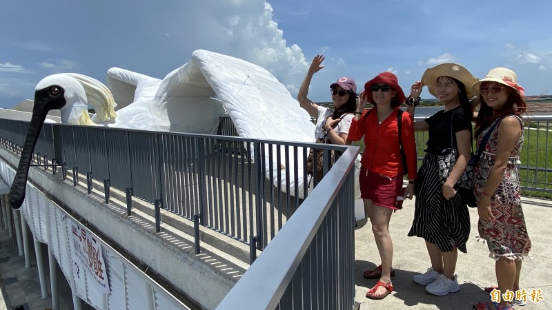 一見雙雕藝術季在七股遊客中心屋頂觀景平台打造1隻巨大的黑面琵鷺裝置藝術，成為遊客拍照的亮點。（記者楊金城攝）