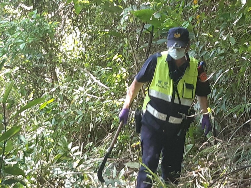 圖為警方於山區尋找老翁時畫面。（記者蔡政珉翻攝）