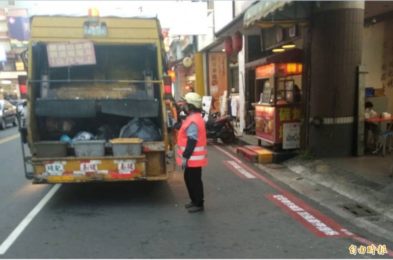 為維護清潔隊員收運垃圾及民眾倒垃圾的安全，高市全國首創道路紅線劃設垃圾車作業區。（記者陳文嬋攝）