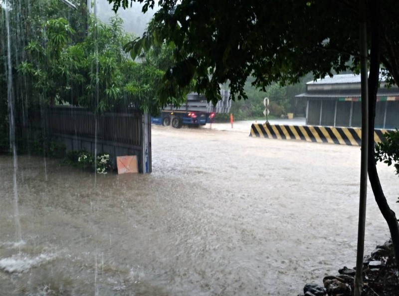 中潭公路國姓鄉大石村段也因暴雨積水。（曾姓民眾提供）