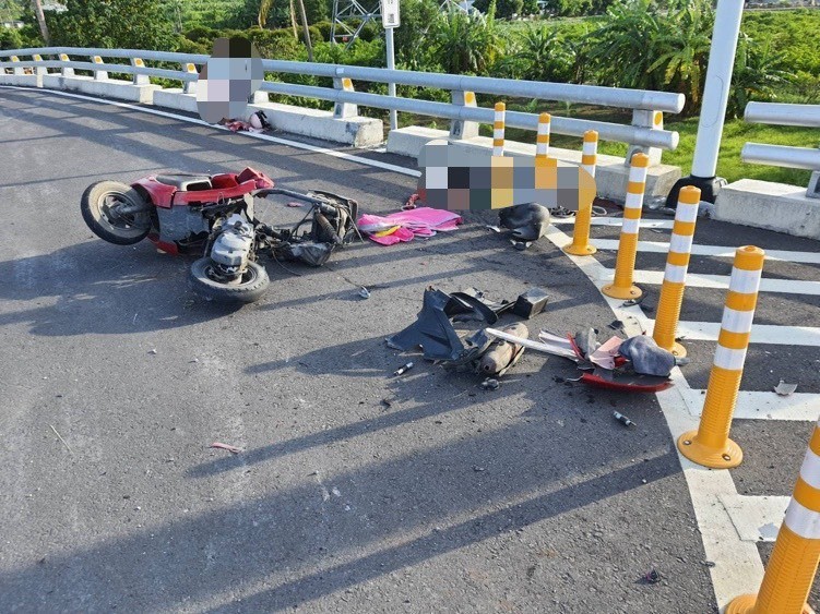 車禍現場一片狼籍，與自小客擦撞的機車猶如一團廢鐵，難辨車型。（記者陳賢義翻攝）