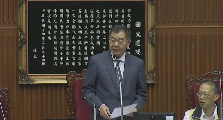 台北市議會議長陳錦祥說，市府假借振興經濟與加碼敬老名義，勻支社會預算行銷悠遊付，甚至夾帶無急迫性的預算，破壞預算制度、罔顧財政紀律、藐視議會預算審議權，議會給予譴責。（取自台北市議會影片）