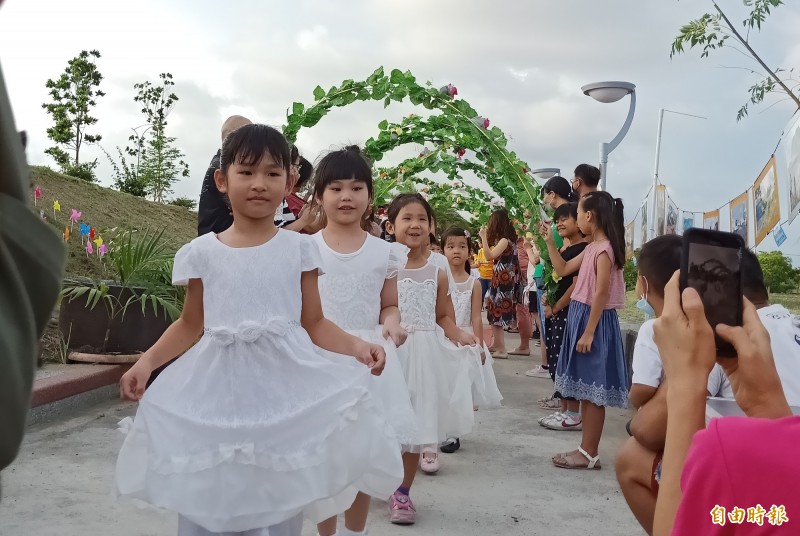 台南市立第六幼兒園畢業生進場。（記者王姝琇攝）