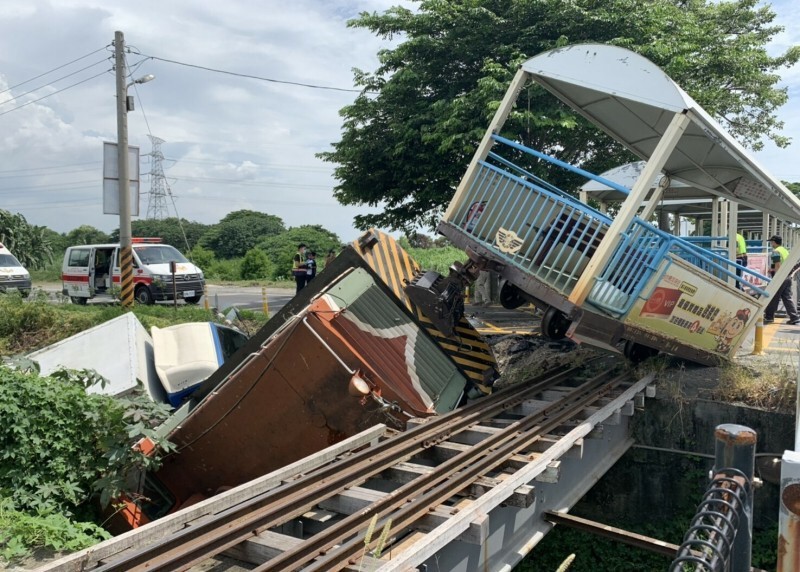 圖為溪湖糖廠小火車被撞翻覆意外。（資料照）