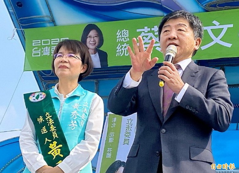 去年年底立委選舉，衛福部長陳時中（右）多次到彰化縣替爭取連任的民進黨立委黃秀芳站台輔選，選後部長忙防疫沒在彰化公開場合露臉過，彰化縣小英之友會7月11日邀請他來彰化分享防疫成效。（記者張聰秋資料照）