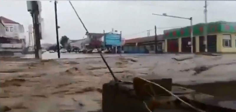 7月2日，內蒙古赤峰市爆洪災，洪水淹沒街道。（圖截自Twitter）