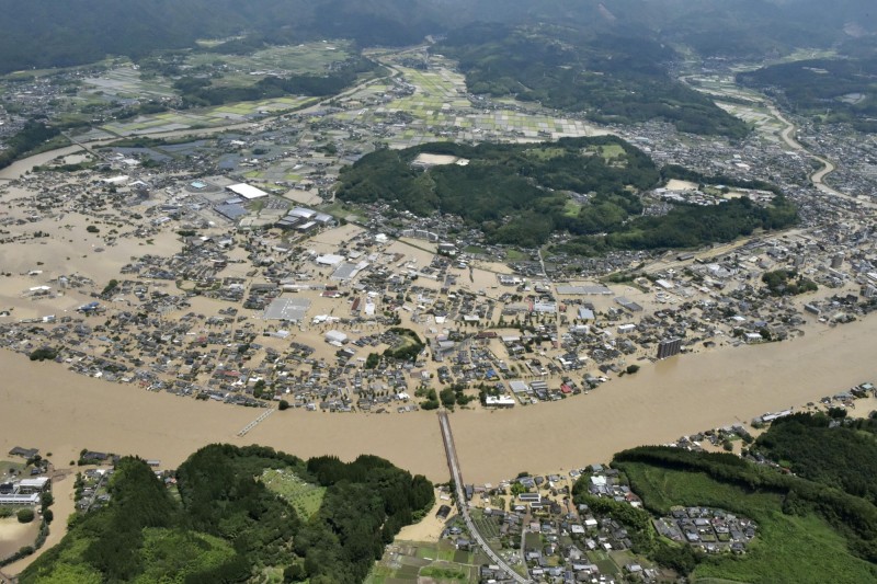 日本熊本暴雨造成球磨川洪水氾濫，淹沒了球磨村老人安養院，目前傳出14人沒有呼吸心跳。圖為球磨川氾濫情形。（美聯社）