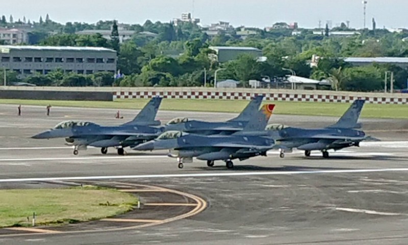 空軍在本月1日出動多架F16V戰機，進行對海炸射的實彈射擊操演。（資料照，陳姓航迷提供）