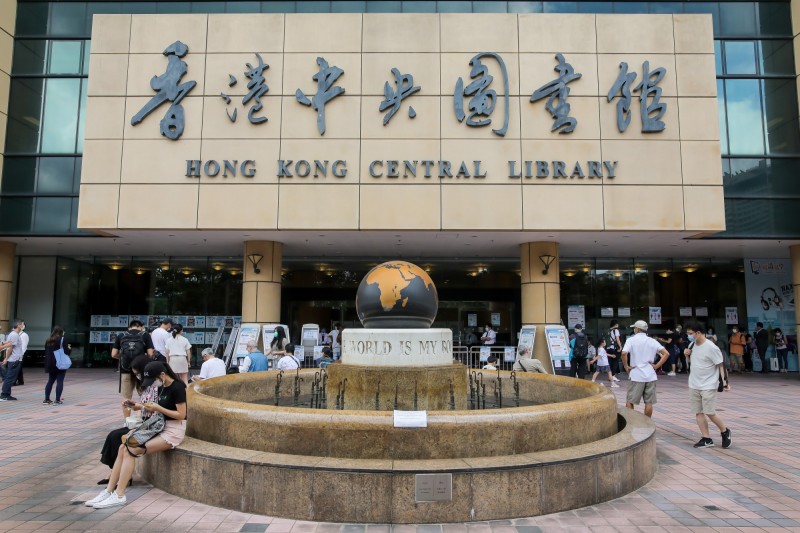 香港圖書館今（4）日下架多名香港泛民主派政治人物的著作。對此，香港康文署表示，因涉及政治敏感議題的書籍，恐有觸犯港版國安法的疑慮，因此相關書籍將暫時不開放借閱。圖為香港中央圖書館。（彭博）