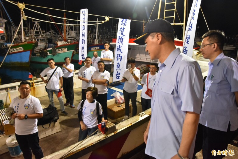 保釣團體今夜襲梗枋漁港，不過成員無船員證，被海巡人員勸下船。（記者張議晨攝）