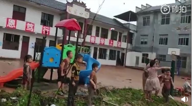 近日網路上流傳一段影片，2日湖南省張家界慈利縣一間小學遭洪水沖毀，多名學童滿身泥濘站在操場上大聲哭喊，對此當地政府證實，確實有發生學校被洪水沖毀事件，但並沒有人員傷亡。（圖擷取自微博）