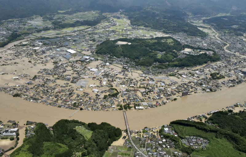 日本熊本遭遇數十年一見的瘋狂暴雨，熊本縣八代市坂本町的球磨川鋼構深水橋，更是被泛濫的河水給沖走。圖為球磨川氾濫狀況。（路透）