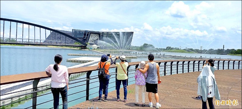 故宮南院動感水舞秀，昨首日登場，吸引民眾駐足拍照。（記者丁偉杰攝）