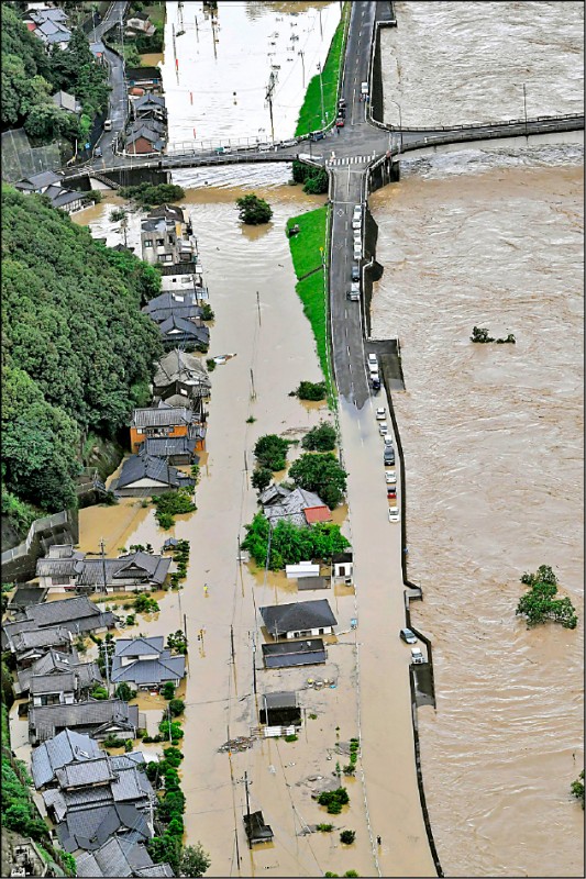 熊本縣的球磨川出海口八代市，也有道路與民宅被大水淹沒。（美聯社）