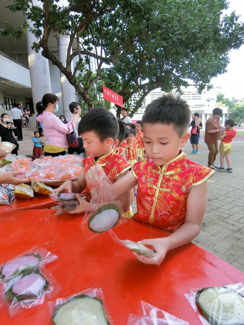 南市南區喜樹國小附幼學生們製作紅龜粿並把畢業典禮搬到戶外黃槿樹下舉行。（記者王俊忠翻攝）