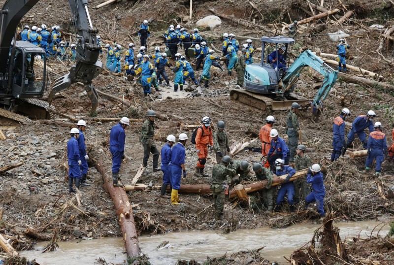 日本九州地區近期發生破紀錄的豪大暴雨，造成當地多河氾濫、土石流等災情，其中以熊本縣受災最為嚴重，目前已造成44人死亡、1人心肺停止、10人失蹤；日本警消與自衛隊今天仍持續搜索失蹤人口。（路透）