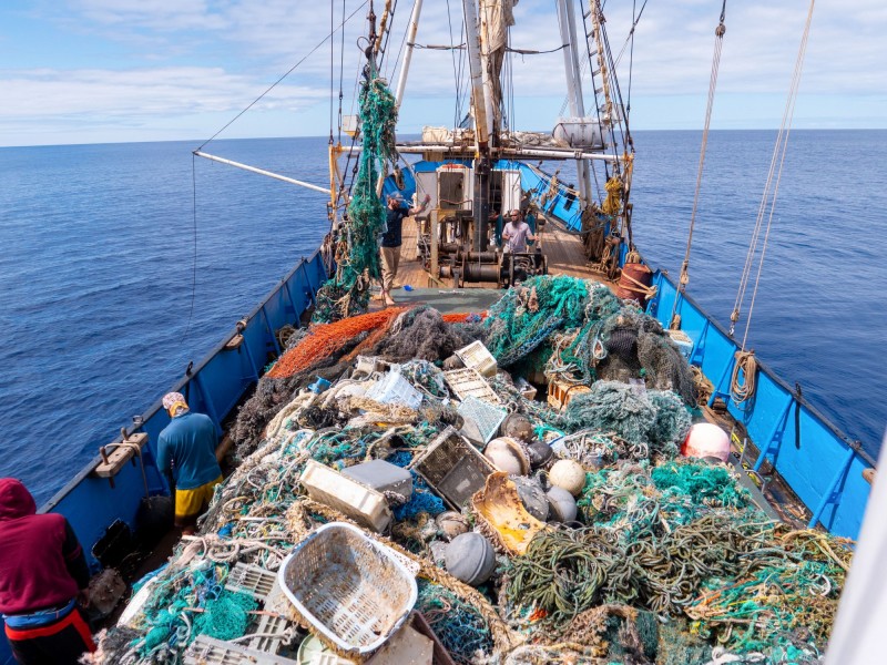 船上載滿塑膠垃圾和漁網。（Ocean Voyages Institute授權）