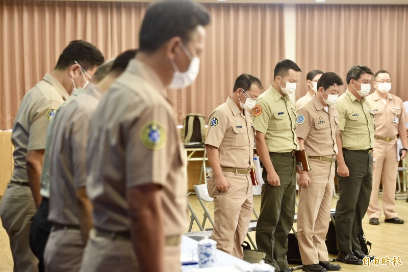 海軍陸戰隊99旅在7月3日實施聯合登陸作戰訓練，卻因海象驟變導致14名官兵落海，釀2死1重傷。海軍司令部今日召開記者會，海軍司令部政戰主任孫常德主持調查報告記者會，與會軍官會前對罹難者默哀1分鐘。（記者羅沛德攝）