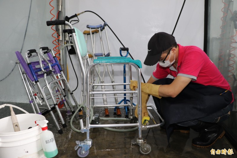 新北市回收的二手輔具皆經過嚴格的清理消毒程序，確保使用者的衛生安全。（記者賴筱桐攝）