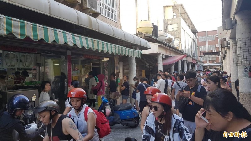 馬公市文康早餐街人擠人，部分旅遊業者疾呼總量管制。（記者劉禹慶攝）