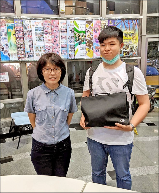 台北城市科技大學應外系老師陳乃慈（左）與學生蕭博允（右），到警廣領回日籍律師伊東香保遺失的黑色包包，並承諾待疫情解禁要親自返還。（城市科大提供）