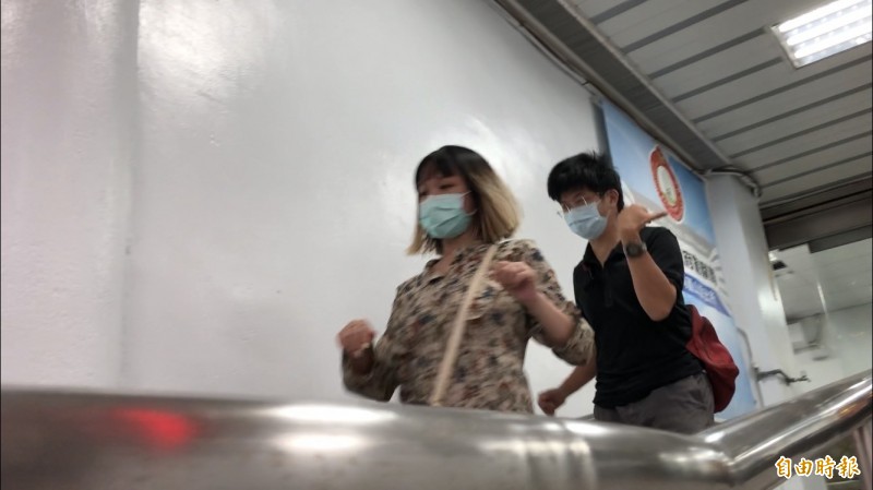 掀裙露下體女大生稱「素顏很醜」 靠化妝技術彌補不足