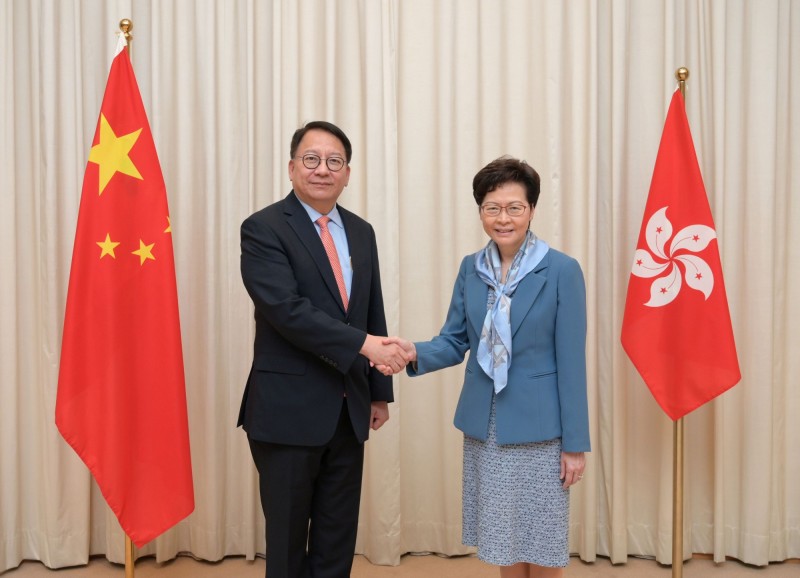 港府昨更頒布實施細則，讓港警擁有極大權力，香港學者張達明直言，細則做法及內容完全偏離基本人權保障，如今「兩制」已不再存在。圖為港區國安委秘書長陳國基（圖左）及香港特首林鄭月娥。（路透）