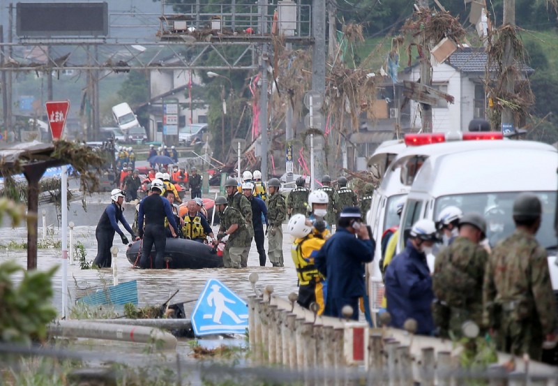 熊本洪災已釀49死。圖為警消及自衛隊在球磨村協助災民。（法新社）