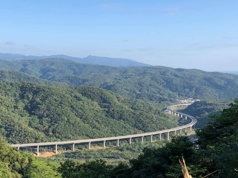 南迴改安朔草埔段宛如隱身盤據在山林裡的巨龍，壯觀又美麗。（記者陳賢義翻攝）