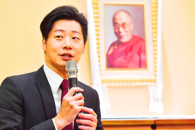 Independent Legislator Freddy Lim yesterday speaks in front of a portrait of the Dalai Lama at the official formation in Taipei of the Taiwan Parliamentary Group for Tibet.
Photo: CNA Independent Legislator Freddy Lim yesterday speaks in front of a portrait of the Dalai Lama at the official formation in Taipei of the Taiwan Parliamentary Group for Tibet.
Photo: CNA