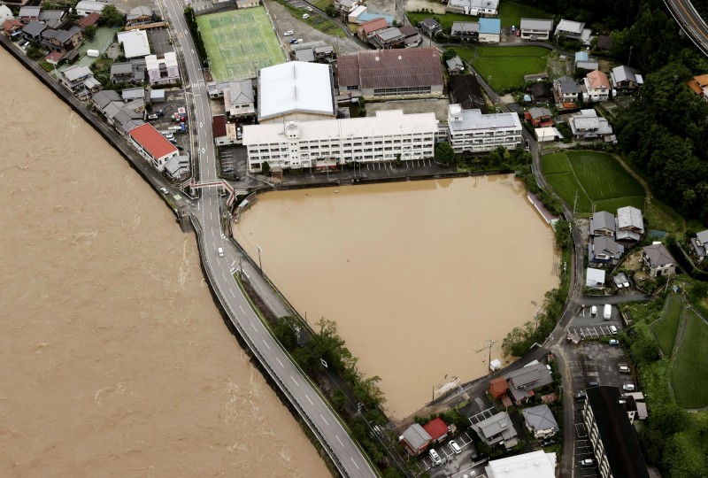 岐阜縣昨夜起降下猛烈暴雨，導致飛驒川氾濫和部分地區發生土石流。圖為岐阜縣下呂市一所中學的校園被大雨淹沒。（美聯社）