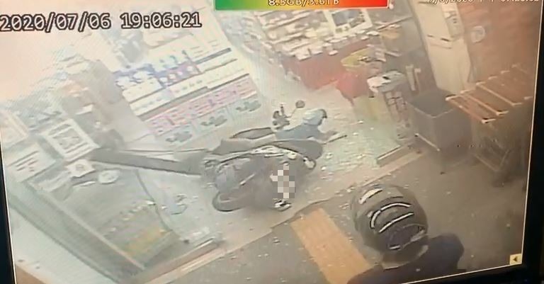幼童誤騎機車撞破農會超市玻璃門後倒地。（記者黃明堂翻攝）
