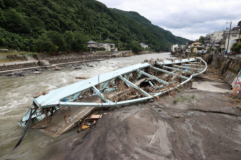 日本九州豪雨至今已造成62人不幸罹難。日本氣象廳預測，由於鋒面滯留，大雨可能會下到10日，呼籲民眾嚴防可能發生的災情。（法新社）