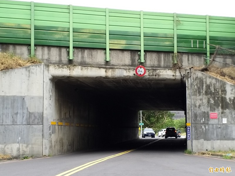 竹北市連接嘉勤北路與莊敬一路的國道高架橋下車行涵道，尖峰時段十分壅塞，地方憂心未來AI智慧園區就業人口湧入，北興里新住戶遷入，勝利國中師生通學，將使該涵洞的交通更加惡化。（記者廖雪茹攝）