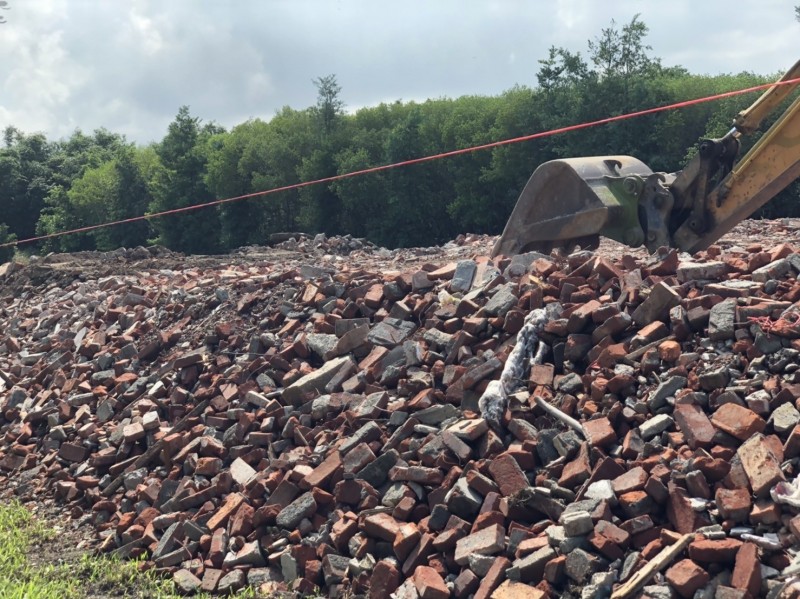 彰化縣溪湖鎮1處都市計畫區內特定區農地，堆置大量營建磚塊等建築廢土，疑似填土整地，縣府依違法都市計畫法重罰地主30萬元，限期30天恢復原狀。（彰化縣政府提供）