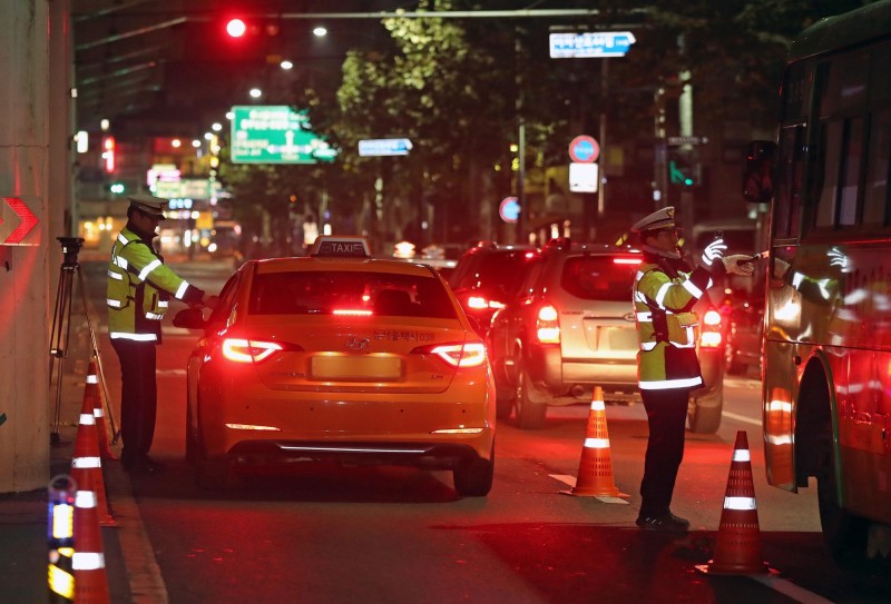 南韓超馬賽3名跑者在京畿道利川市馬路上遭酒駕司機撞死，主辦單位立即中止比賽。韓國酒測攔檢示意圖。（歐新社）